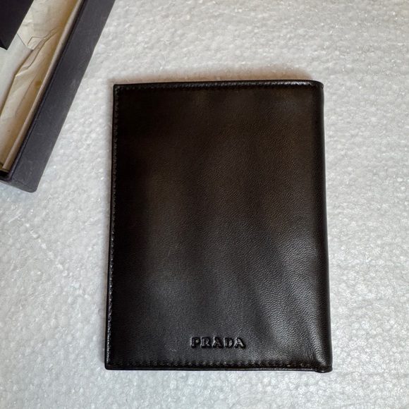 Prada Elegant Leather Card Holder wallet - Picture 1 of 13